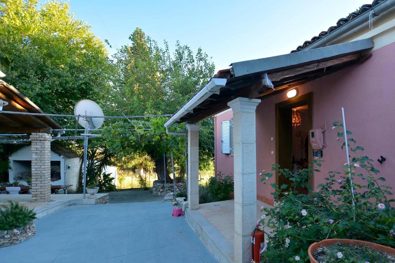 Hostal Jerry Afro Kanálion Exterior foto